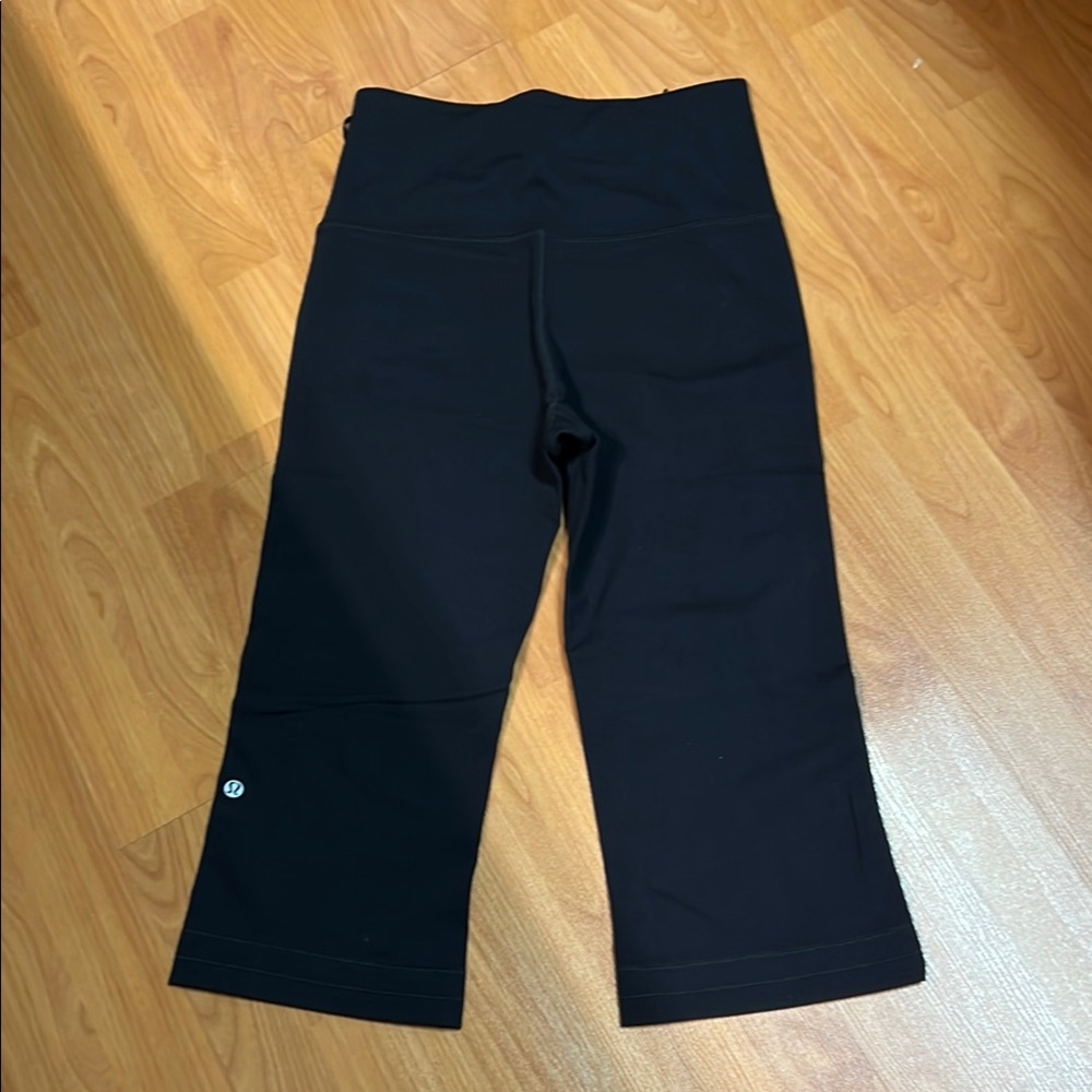 NWOT Lululemon It's a Cinch Cropped Pants (US 6)